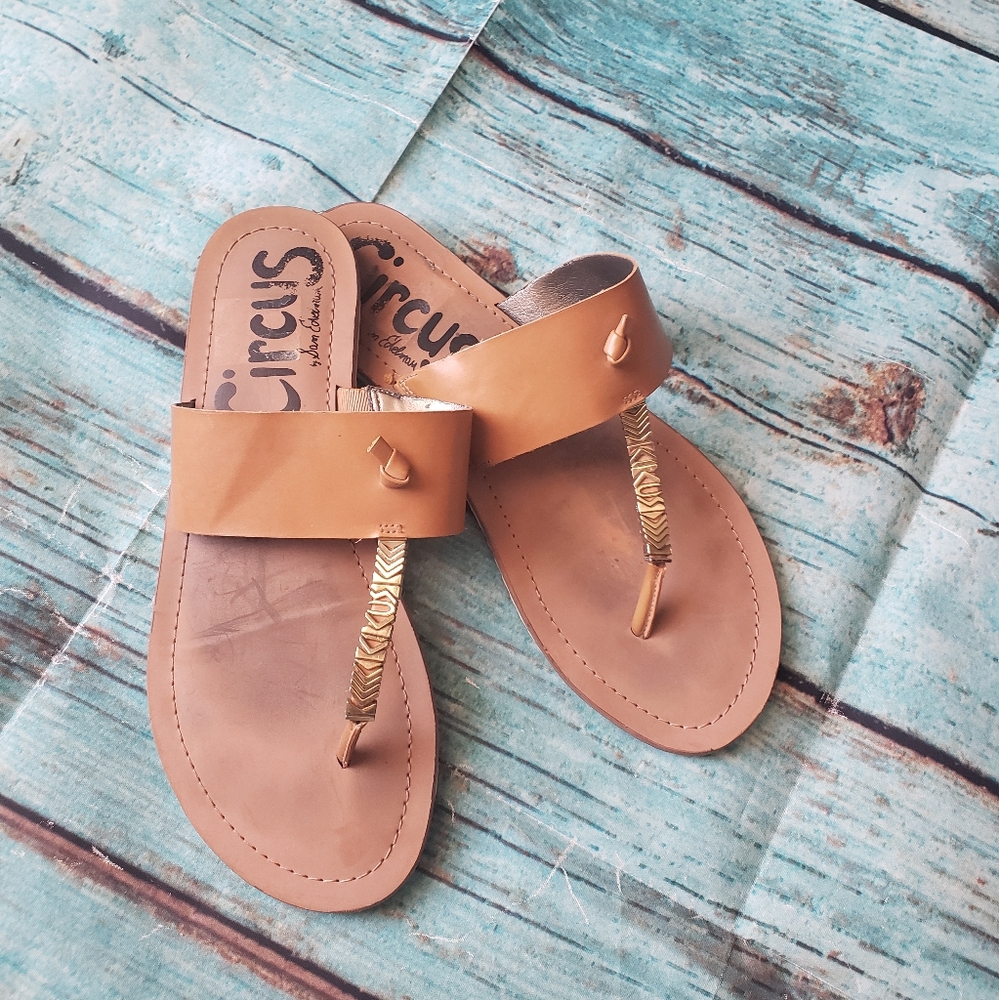 Circus by Sam Edelman tan t- strap knot gold boho hardware sandals size 7.5